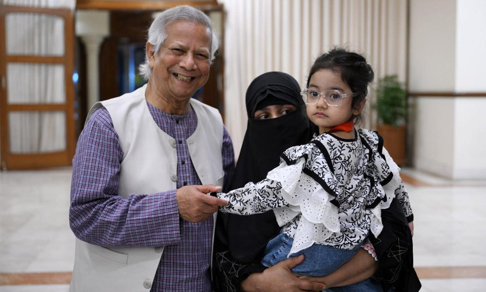 প্রধান উপদেষ্টার সঙ্গে শহীদ পরিবারের সদস্যদের সাক্ষাৎ